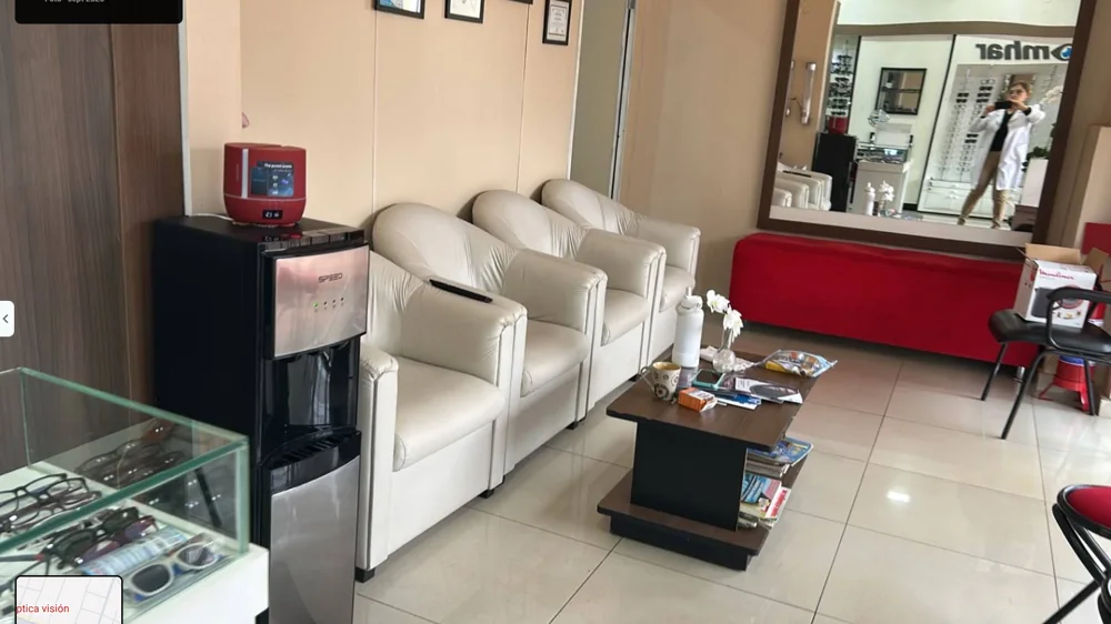 Sala de espera y área de atención de Optical Visión